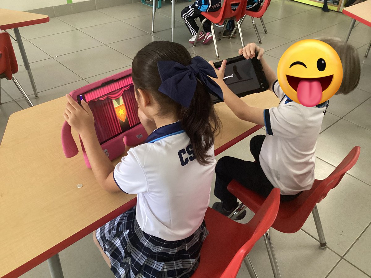 rosar38761's tweet photo. Los alumnos de tercero de preescolar realizaron un dibujo para su familia, donde utilizaron la creatividad propia pero también grabaron su voz explicándole qué significa cada dibujo, que presenta, el amor que existe, etc.
Los alumnos usan su propia imaginación para hacer feliz💕 https://t.co/PcevXqDZ4F
