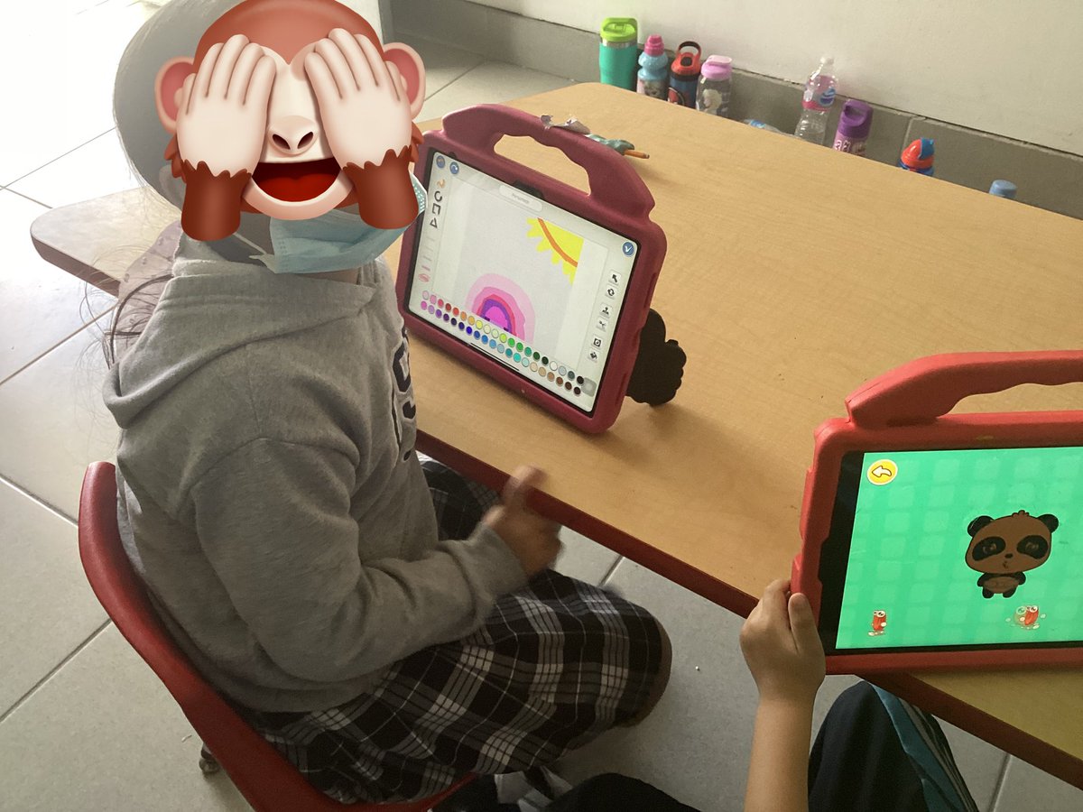 rosar38761's tweet photo. Los alumnos de tercero de preescolar realizaron un dibujo para su familia, donde utilizaron la creatividad propia pero también grabaron su voz explicándole qué significa cada dibujo, que presenta, el amor que existe, etc.
Los alumnos usan su propia imaginación para hacer feliz💕 https://t.co/PcevXqDZ4F