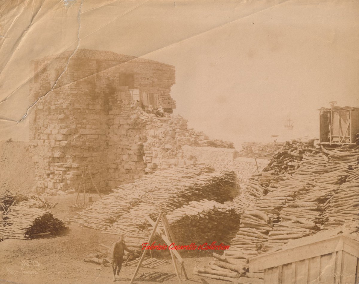 casarettof's tweet photo. Ahir Capou, nég. no.23, 1890s.
  
Sarayburnu'na komşu Ahırkapı 1755'ten beri feneri ile anılsa da surlar içindeki bulunan odun deposu ve tüccarı ile fotoğraflanmış.

https://t.co/AkxchK4WXB
#ahirkapi #odun #sebahjoaillier #sarayburnu #ayasofya #istanbul #tip #photo #fotograf https://t.co/SoDxf4riJh