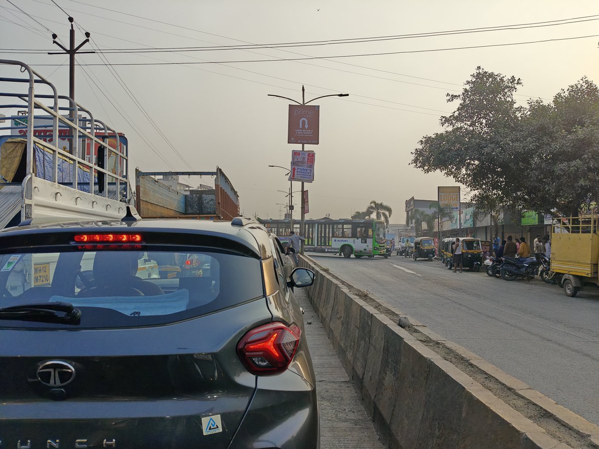 hopefromindia's tweet photo. @PuneCityTraffic @PuneCityPolice @CPPuneCity
Daily traffic conjunction on handewadi chowk after the implementation of 'U' turn in the chowk due to heavy vehicles turning in short space, roadside parking, wrong side driving.
It causes traffic &amp; causing small accident daily https://t.co/EcDweTfp9B