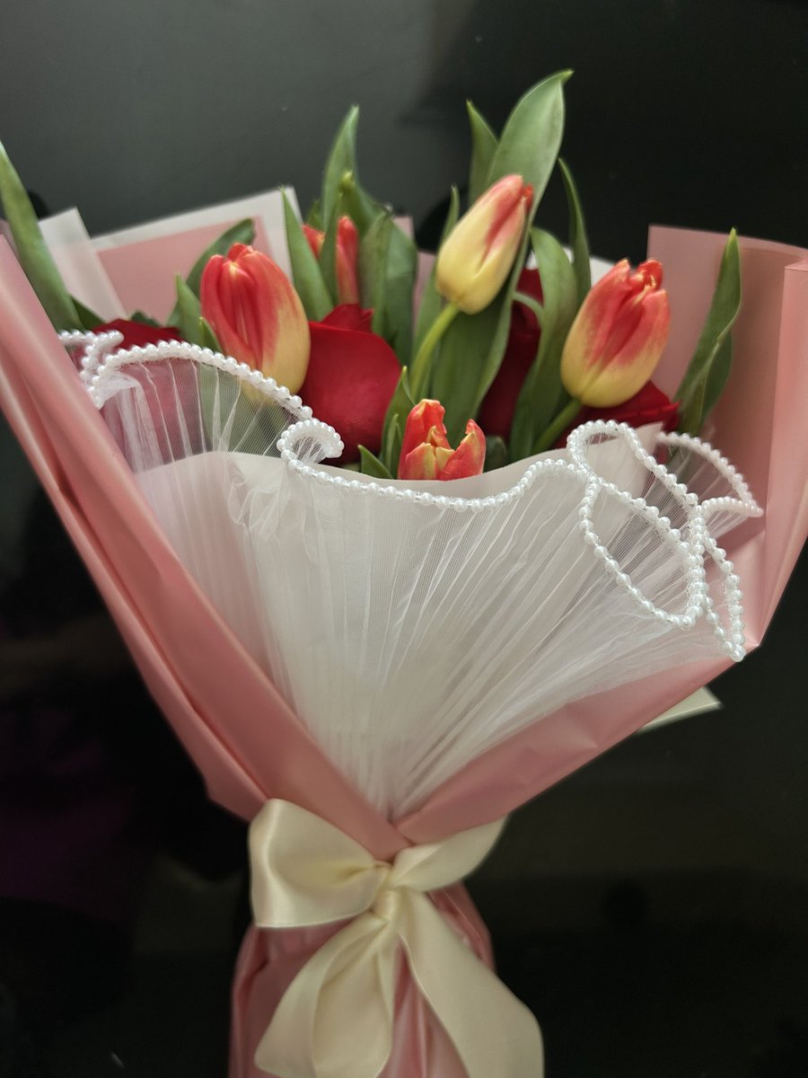 YarelyTorres's tweet photo. Existirá algo más hermosa que los Tulipanes y Rosas? No lo creo 😍 https://t.co/mbmHFynZOG