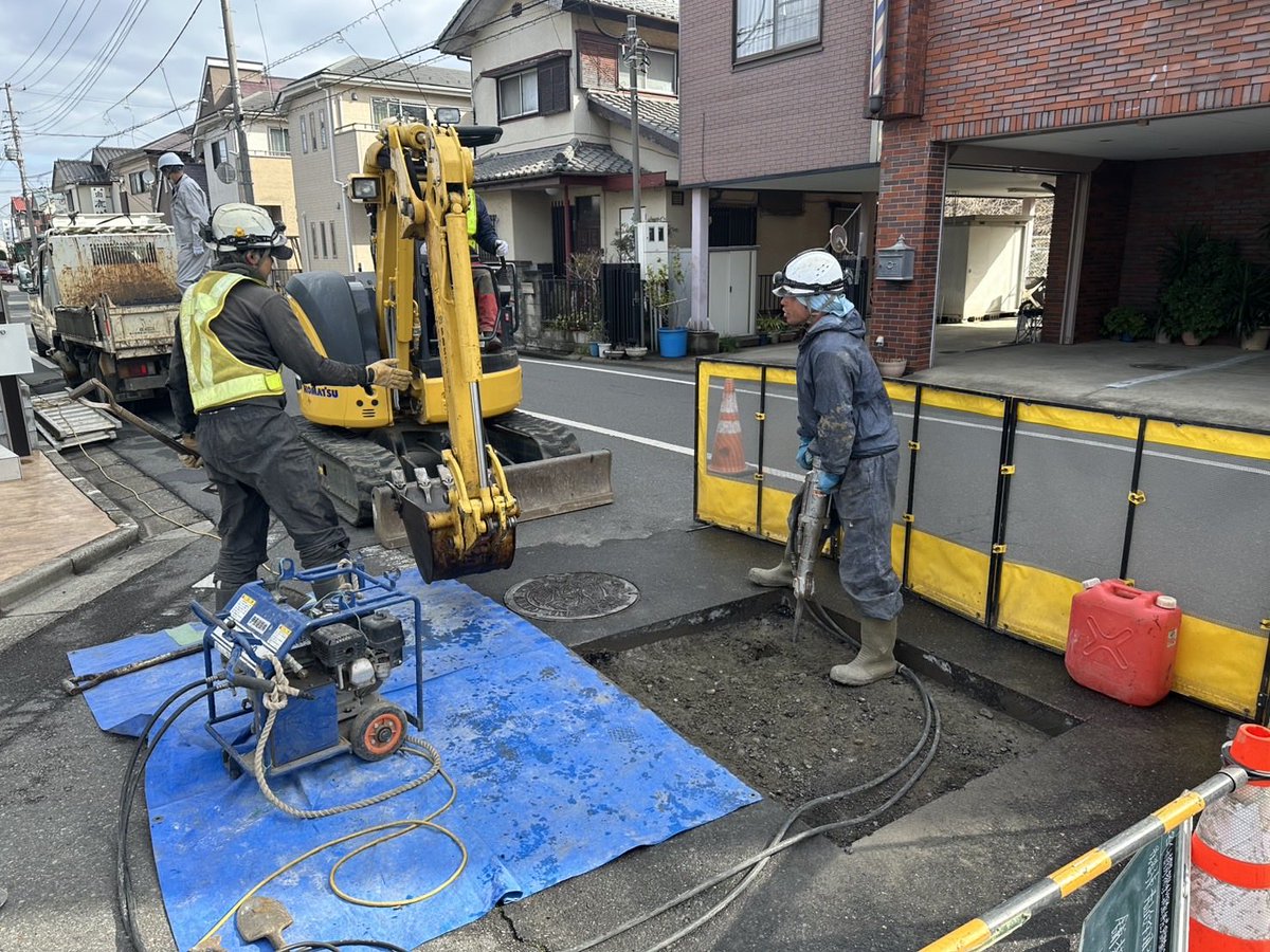 abk_chisui's tweet photo. 下水道管路特別重点調査に伴う空洞調査を行っています🚧
　電磁波地中レーダ探査車などで調査した後、異常信号箇所について試掘調査を行っています🪏
　交通規制でご不便をおかけしますが、ご協力をお願いします👷
※市ホームページ
https://t.co/ofxNd1VCPN
#abiko_city https://t.co/UwD8ueZOXJ