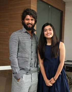 साउथ सिनेमा के चर्चित सितारे विजय देवरकोंडा और रश्मिका मंदाना की शादी को लेकर इन दिनों सोशल मीडिया पर जबरदस्त चर्चा है।

इसी बीच एक शादी का कार्ड तेजी से वायरल हो रहा है, जिसे उनका वेडिंग इनवाइट बताया जा रहा है।  

हालांकि इस कार्ड की आधिकारिक पुष्टि नहीं हुई है, लेकिन वायरल हो