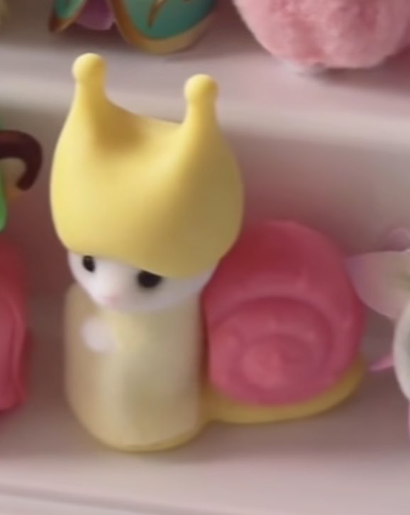 ayeyeours's tweet photo. WTB sylvanian snail ini, yang punya boleh tolong tawarin akuu https://t.co/4um43Smxwf