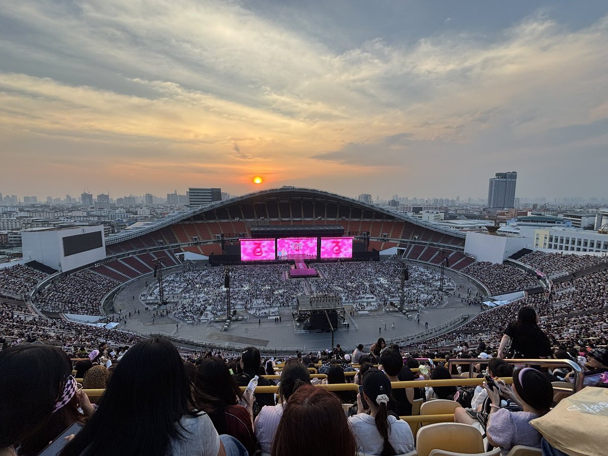 ตอนแรกคอนค่ายขายบัตรไม่ได้กุแอบขำ แต่วันจริงเก้าอี้มันไม่ได้ว่างหลายตัวจนตลกเลย แถมกราวคนวิ่งเข้ามาเติมเรื่อยๆ ไม่ใช่ว่ามันขายไม่ได้แต่บัตรมันแพงคนเลยถอดใจ