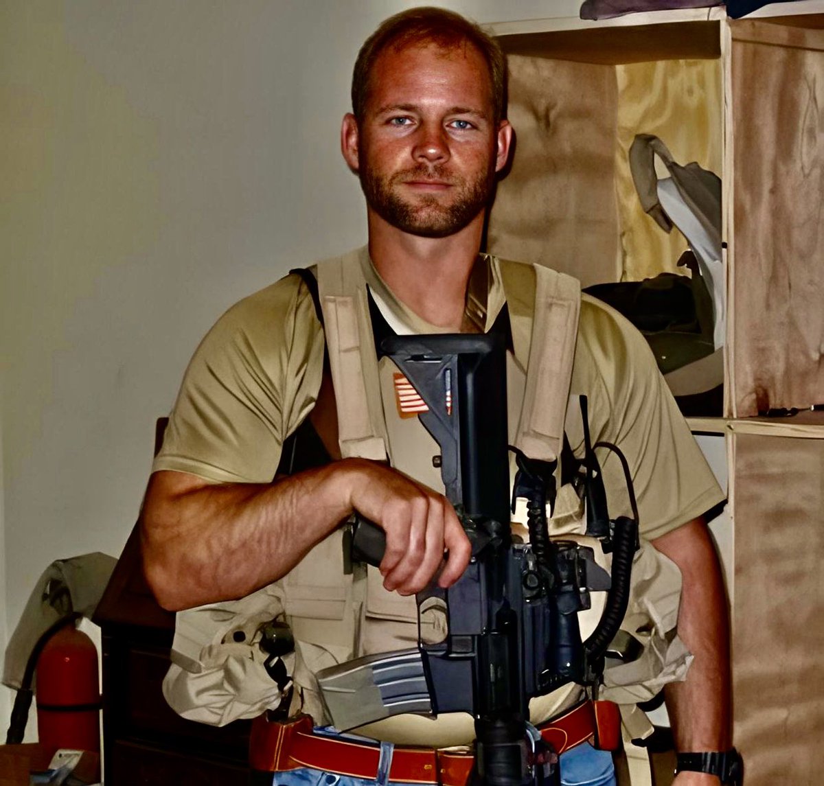 En 2007, el Navy SEAL Mike Day fue emboscado por cuatro terroristas de Al Qaeda.

Recibió 27 balazos: piernas destrozadas, brazos perforados, abdomen abierto, glúteos atravesados y escroto alcanzado. Una granada explotó a sus pies y lo dejó inconsciente entre polvo y sangre.