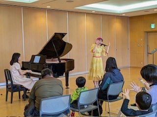 2月15日(日)、ファミリーコンサートを無事に終演いたしました。小さなお子さまも大人の皆さんも一緒にたくさん声を出して歌ってくださり、賑やかで楽しいひと時となりました。