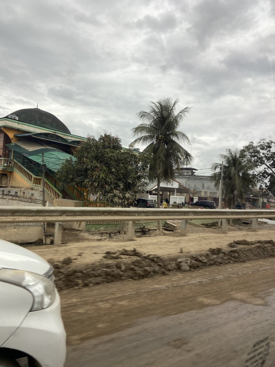 solandroses's tweet image. baru aja ngelewatin aceh tamiang, ternyata masih jauh dari kata baik :)