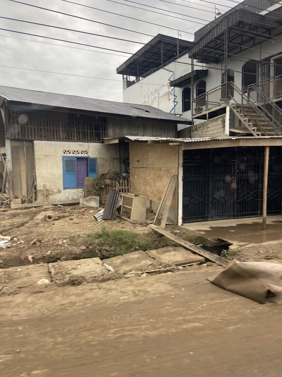 solandroses's tweet image. baru aja ngelewatin aceh tamiang, ternyata masih jauh dari kata baik :)