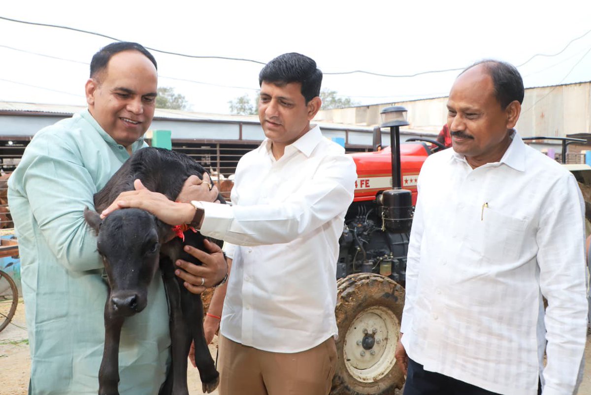 यया सर्वमिदं व्याप्तं जगत् स्थावरजङ्गमम्।
तां धेनुं शिरसा वन्दे भूतभव्यस्य मातरम्॥

इंदौर नगर पालिक निगम के रेशम केंद्र, हतौद स्थित गौशाला में परिषद के साथी सदस्यों के साथ गौशाला का अवलोकन किया एवं गौसेवा का सौभाग्य प्राप्त हुआ।
गौमाता की सेवा में जो शांति, करुणा और आत्मिक संतोष