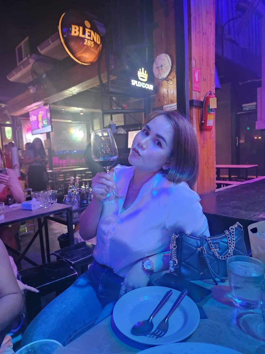 เพื่อนเอ๋ยกินเหล้าเมาบ่เซี่ยว เหล้ากลมเดียวบ่เมาดอกเพื่อนเอ่ย555🍷