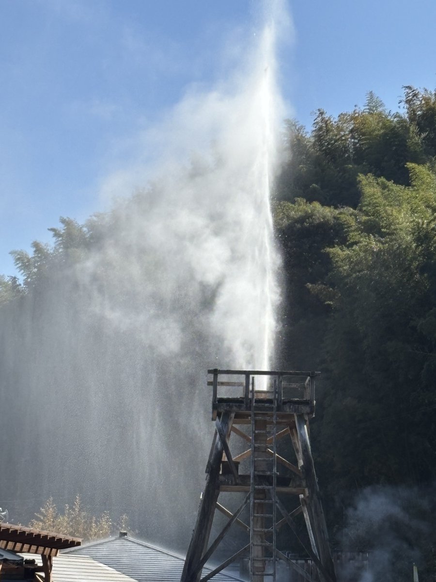 河津町周辺散策シリーズ②
峰温泉大噴湯公園
☆１時間毎の間欠泉100度30m東洋一、自然・地球のエネルギーを感じる
☆温泉たまごが名物、横で冷やして食べ足湯でまったり😊