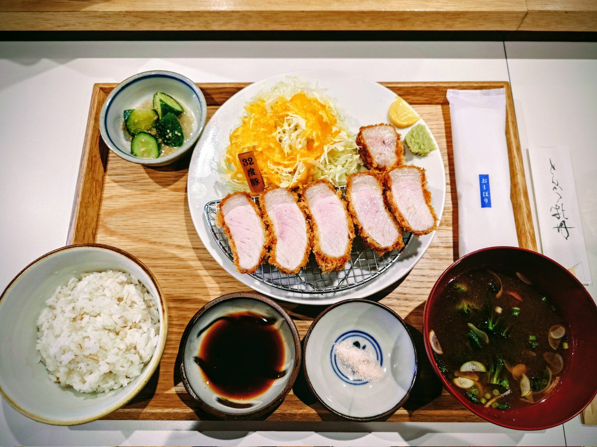 036harry's tweet photo. 今日のランチは、待望の「とんかつ牡丹 本店」で「宮城32°C豚 ロース定食」。
休日は激混みで、宮城32℃はすぐ売切れるのでとても満足。美味でした😊 https://t.co/qmBwCX3Qtc