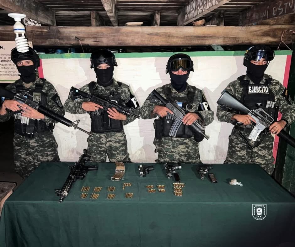 PMOPHN's tweet photo. 🚨 #SoluciónContraElCrimen | Presencia militar deja arsenal asegurado en Colón.

Las #FFAAHN, a través del #3BPMOP y #6BPMOP, en coordinación con #FTCXatruch, realizaron patrullaje en Isletas, Sonaguera. Sujetos armados huyeron al notar la presencia militar, abandonando:
✅ 01 fusil AR-15 + 2 cargadores y 34 cartuchos
✅ 02 pistolas (9 mm y .45) + cargadores
✅ 01 revólver .38 + munición adicional
✅ Supuesta marihuana

Material asegurado y operaciones continúan en la zona.

#PMOPHN