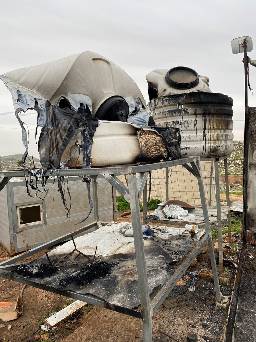 Los colonos sionistas quemaron la casa de este palestino en Cisjordania y lo golpearon hasta dejarlo ciego, fracturándole el cráneo y causándole una conmoción cerebral... todo para robarle sus tierras.

Estos pogromos son diarios en Palestina, estas personas son apaleadas solo