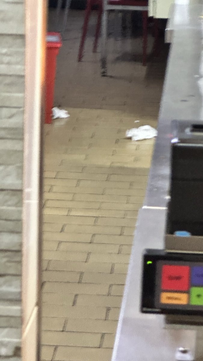 _euduardo's tweet photo. O @BurgerKingBR de Rio preto é uma nojeira, meu Deus do céu. https://t.co/q7InMZJ3fq
