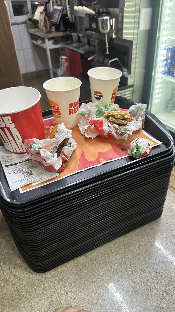 _euduardo's tweet photo. O @BurgerKingBR de Rio preto é uma nojeira, meu Deus do céu. https://t.co/q7InMZJ3fq
