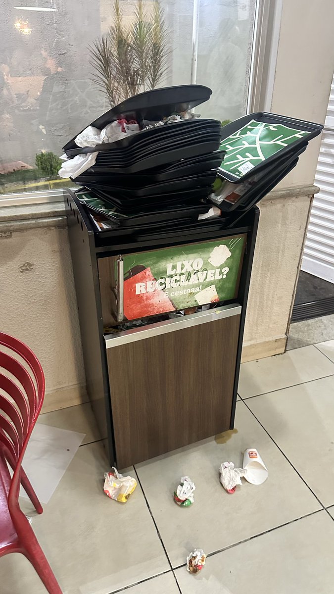 _euduardo's tweet photo. O @BurgerKingBR de Rio preto é uma nojeira, meu Deus do céu. https://t.co/q7InMZJ3fq