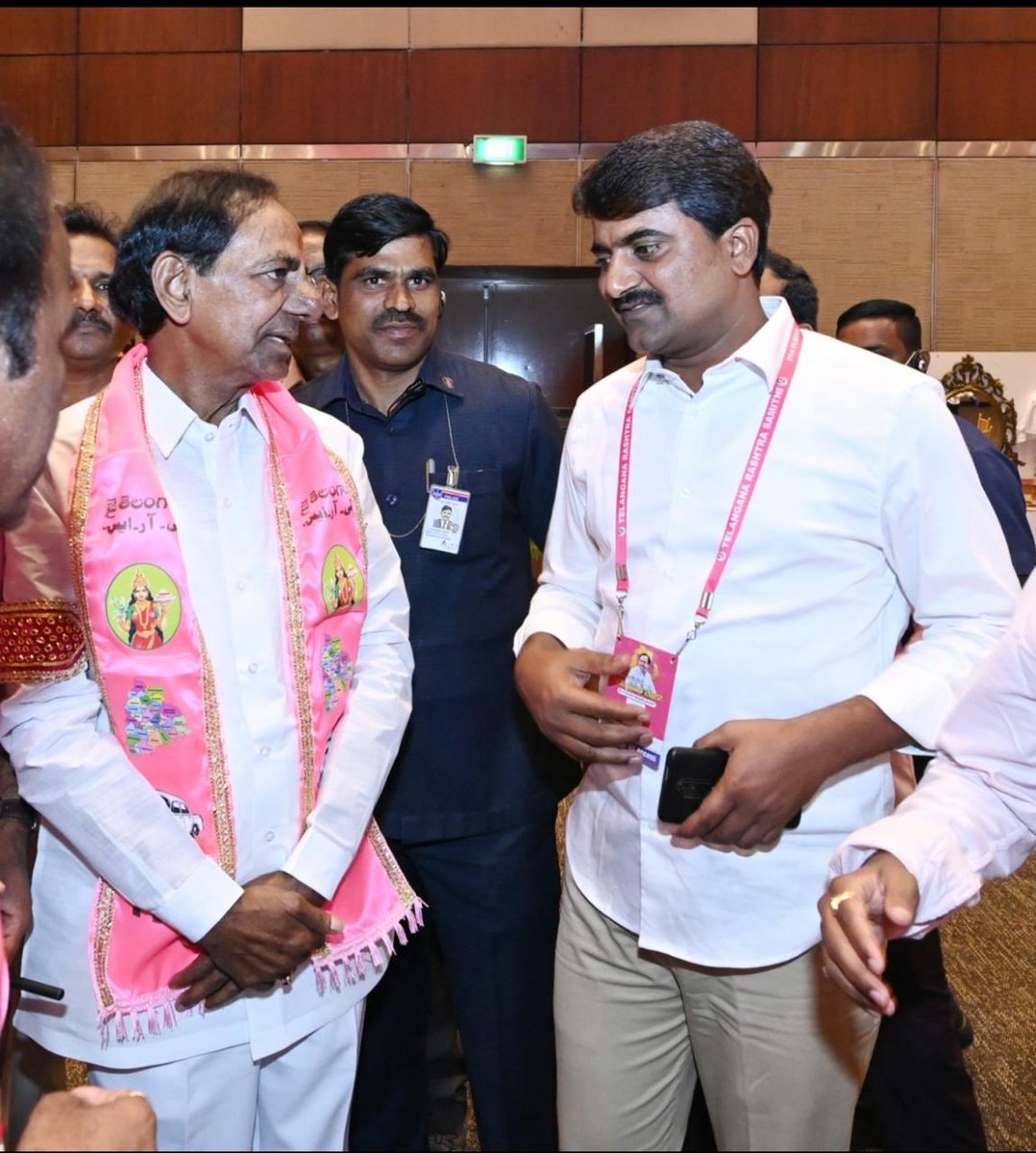 DNevuri's tweet photo. తెలంగాణ అస్తిత్వ శిఖరం.. స్వరాష్ట్ర సాధకుడు!
ఉద్యమ కెరటమై ఎగిసి, పరిపాలనలో మేటిగా నిలిచి..
తెలంగాణ ఆత్మగౌరవ జెండాను ఢిల్లీ కోటపై ఎగరేసిన ధీశాలి.

తెలంగాణ జాతిపిత, బీఆర్ఎస్ అధినేత,
శ్రీ కల్వకుంట్ల చంద్రశేఖర్ రావు గారికి
హార్దిక జన్మదిన శుభాకాంక్షలు! 💐

#HappyBirthdayKCR https://t.co/ZgEDKNZYvJ