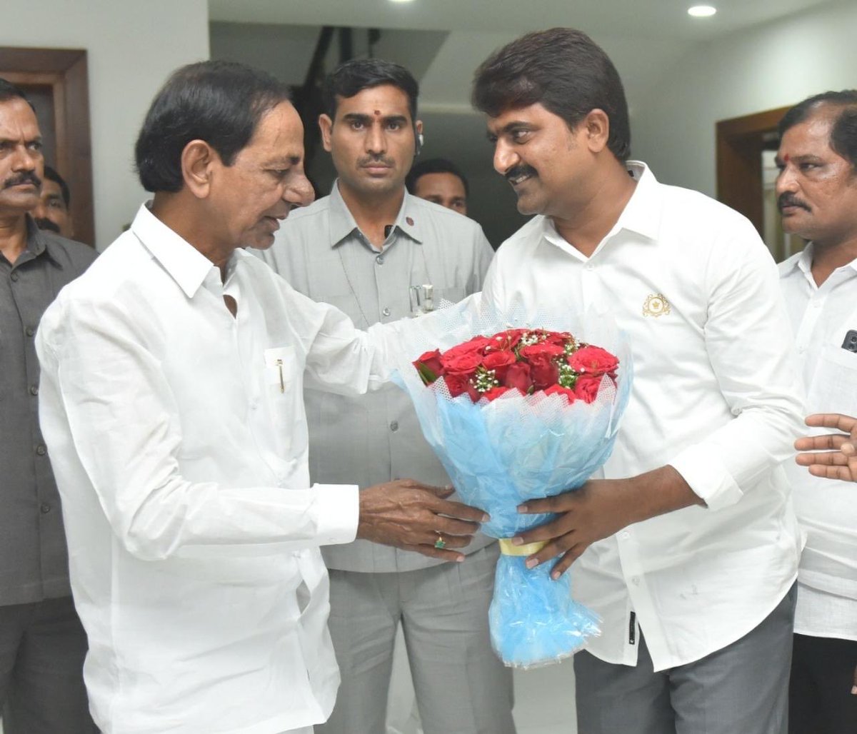 తెలంగాణ అస్తిత్వ శిఖరం.. స్వరాష్ట్ర సాధకుడు!
ఉద్యమ కెరటమై ఎగిసి, పరిపాలనలో మేటిగా నిలిచి..
తెలంగాణ ఆత్మగౌరవ జెండాను ఢిల్లీ కోటపై ఎగరేసిన ధీశాలి.

తెలంగాణ జాతిపిత, బీఆర్ఎస్ అధినేత,
శ్రీ కల్వకుంట్ల చంద్రశేఖర్ రావు గారికి
హార్దిక జన్మదిన శుభాకాంక్షలు! 💐

#HappyBirthdayKCR