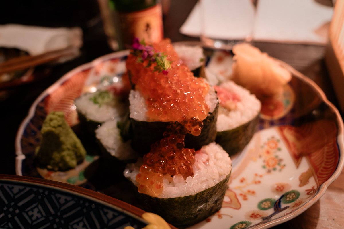 九段下の1年間限定営業の古民家居酒屋「酒とてらだや」でしっぽりと。素敵な雰囲気の中で映え映えの皿盛りに美味しい日本酒でした。