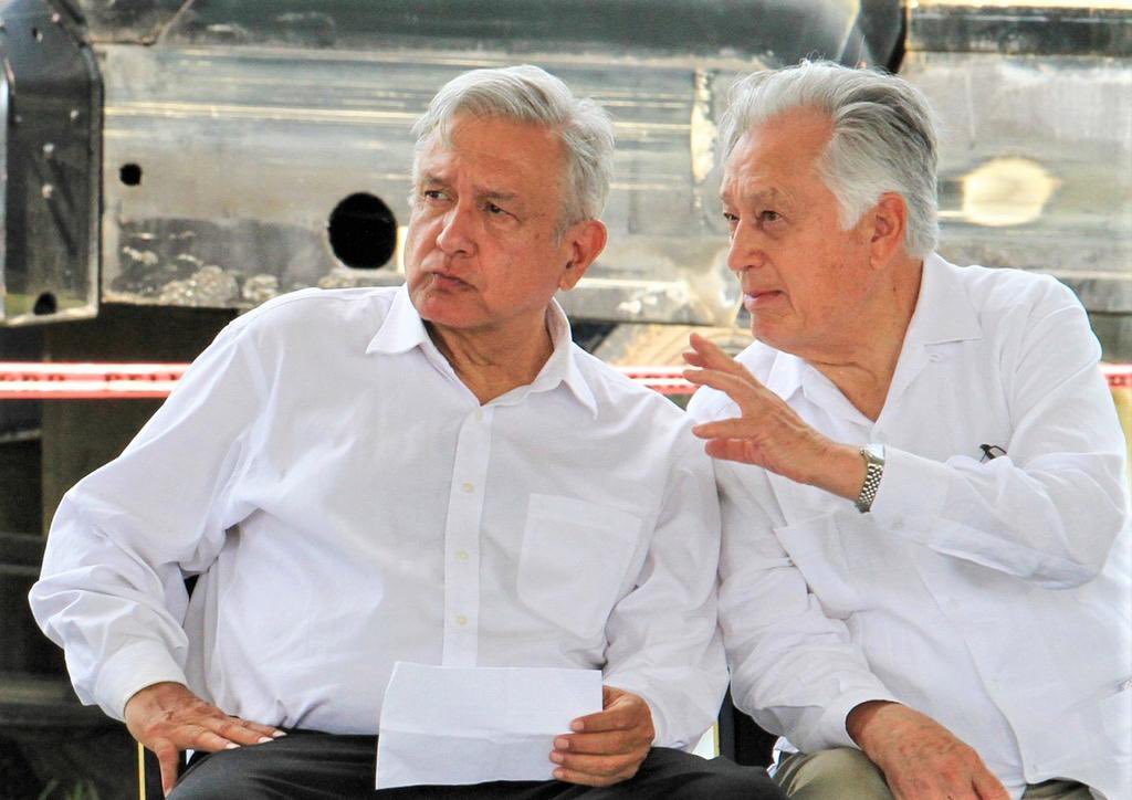 RodrigoNoTweet's tweet photo. @Mima571130 @SEP_mx Señora, usted pensaba que este señor trabajaba por un México más justo invitando a lo más rancio del PRI y lo más conservador del Yunque. ¿En serio se sorprendió? https://t.co/Ih3VD7sgAV