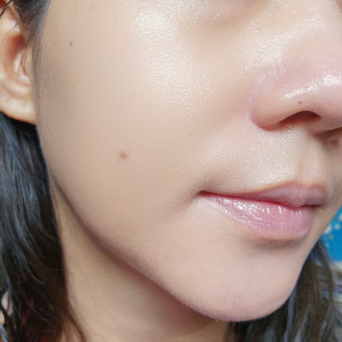 อีกแล้ว..ใหม่อีกแล้ว Hey Hyness ทำกันแดด Marshmallow เนื้อทิ้นต์สีเบจ ที่โทนอัพผิวให้สว่างขึ้นได้ถึง1-2ระดับเลยนะ ใช้เป็นเบสก่อนแต่งหน้าได้ ในวันที่อยากได้งานผิวเบาๆ ป้องกันแสง UVA,UVB,แสงสีฟ้าจากหน้าจอได้เหมือนเดิม เป็นกันแดดที่ทาแล้วไม่กวนเมคอัพ อันนี้ให้ เริ่ดดดด