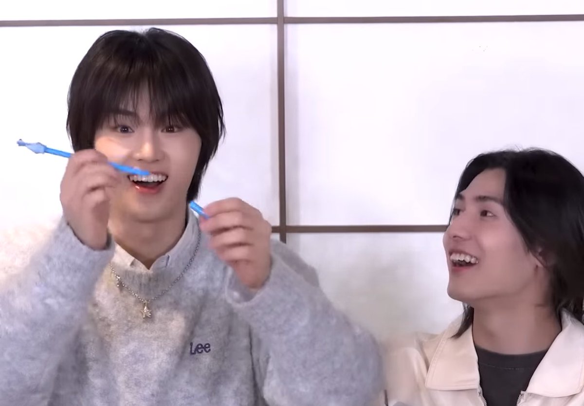 แล้วมันคือปากกาไดโนเสาสีฟ้าอะ ไดโนเสา=จองสุ สีฟ้า=จองสุ น้องจุล็อคมงให้คนพี่เรียบร้อย แต่คนพี่ไม่เอา555555(😭)