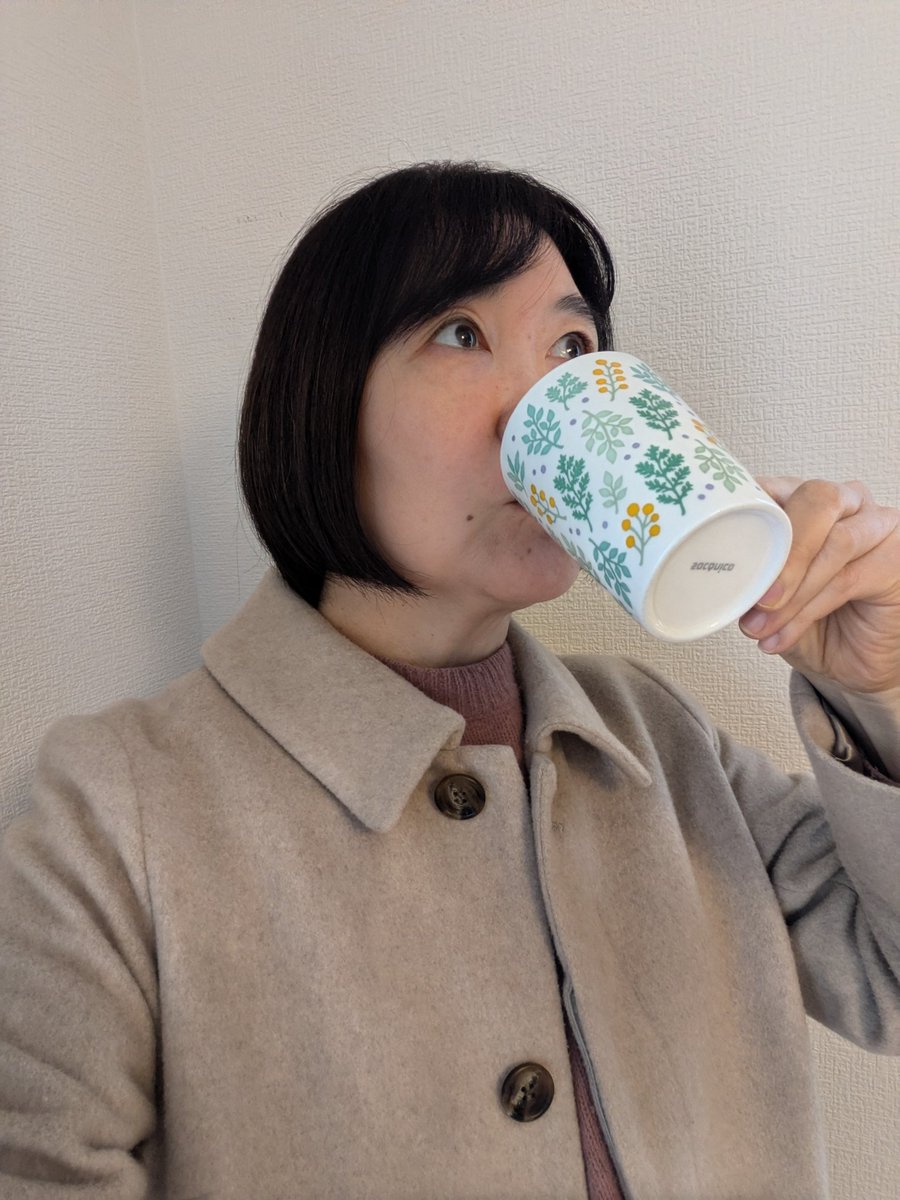 muchinochika's tweet photo. 今日のお芝居フォトはこちら！

「外が寒くて手がかじかんじゃった❄」

「コーヒー屋さんでホットココアをゲットしました」

「ゴックン…」

「アチッ！ココア熱すぎ💦」

…という４コマです！
寒い日は温かい飲み物がおいしいですが、やけどしないように気をつけましょうね。 https://t.co/UaLFZoZcjU