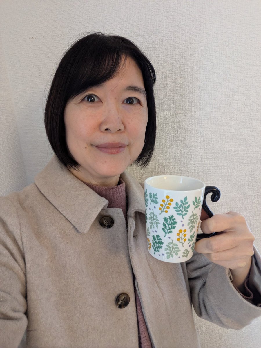 muchinochika's tweet photo. 今日のお芝居フォトはこちら！

「外が寒くて手がかじかんじゃった❄」

「コーヒー屋さんでホットココアをゲットしました」

「ゴックン…」

「アチッ！ココア熱すぎ💦」

…という４コマです！
寒い日は温かい飲み物がおいしいですが、やけどしないように気をつけましょうね。 https://t.co/UaLFZoZcjU