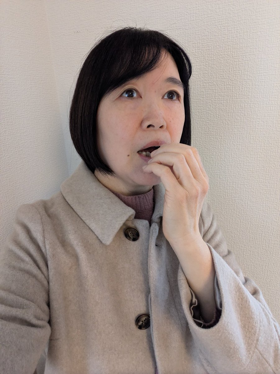 muchinochika's tweet photo. 今日のお芝居フォトはこちら！

「外が寒くて手がかじかんじゃった❄」

「コーヒー屋さんでホットココアをゲットしました」

「ゴックン…」

「アチッ！ココア熱すぎ💦」

…という４コマです！
寒い日は温かい飲み物がおいしいですが、やけどしないように気をつけましょうね。 https://t.co/UaLFZoZcjU