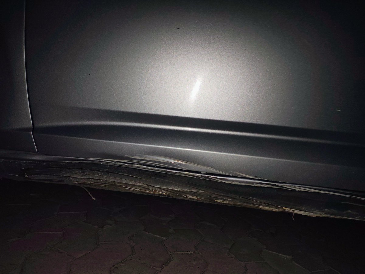 😭 Algo auguraba cuando puse la promoción de hoy 😔

Le metí un buen madrazo al carro de mi mamá 😖. ¡Ay señor!, creo que eso no sale con polish 🥺