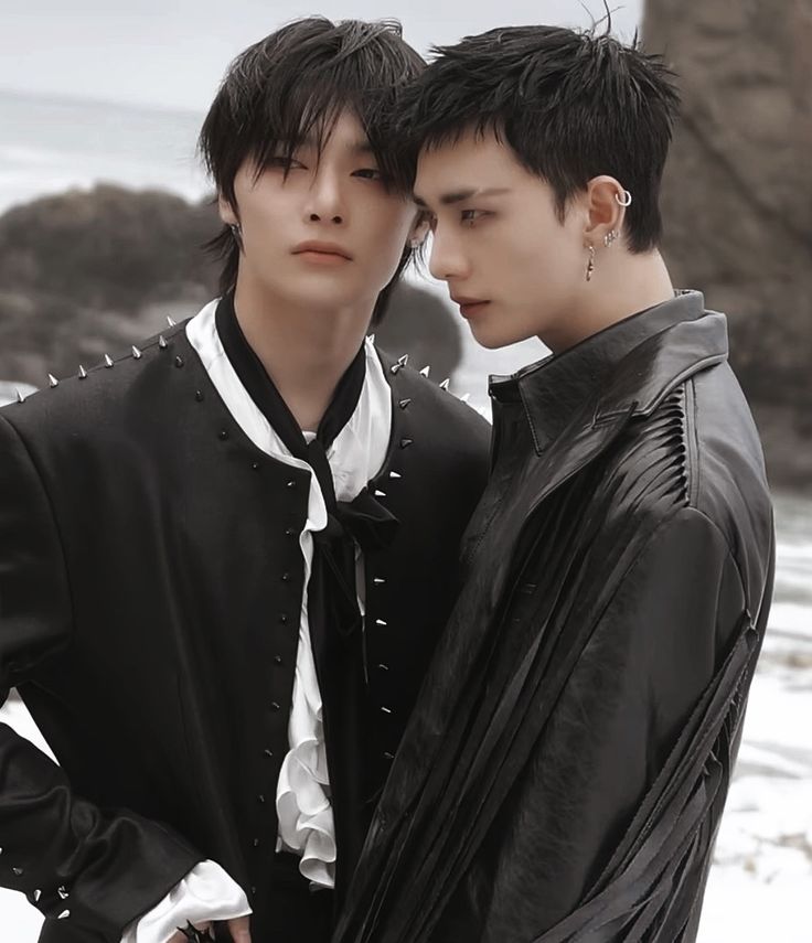 bradllom's tweet photo. #hyunin au | famous rivalry

todo iba de maravilla en la vida de hynjn. varios premios ganados, su nombre apareciendo en puestos importantes. no podía quejarse de nada. claro, hasta que le toca co-protagonizar junto a jngn, quien él ha declarado como su rival. https://t.co/qQdzlYWIFO