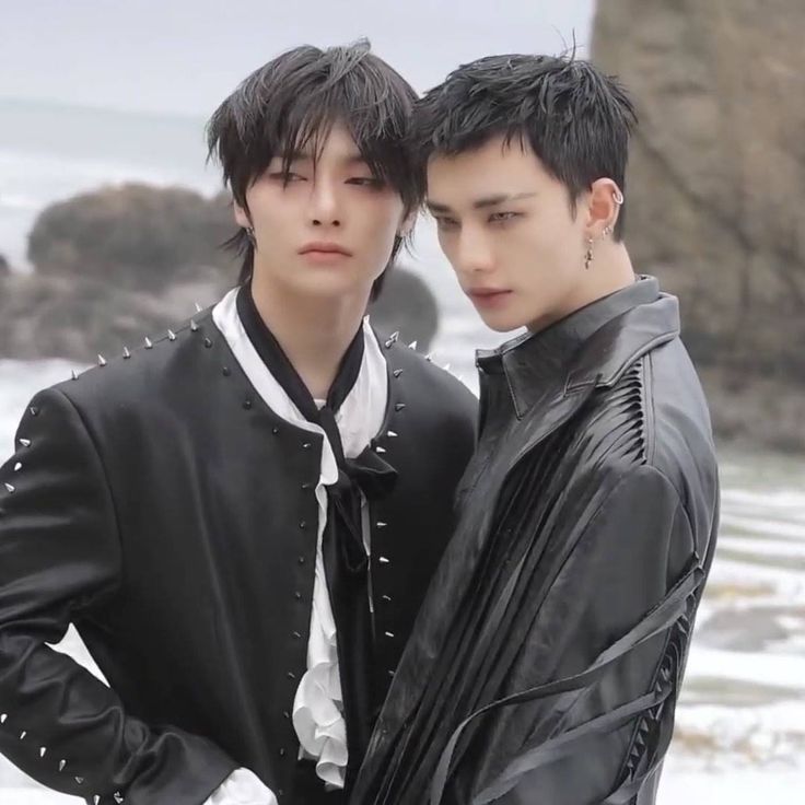 bradllom's tweet photo. #hyunin au | famous rivalry

todo iba de maravilla en la vida de hynjn. varios premios ganados, su nombre apareciendo en puestos importantes. no podía quejarse de nada. claro, hasta que le toca co-protagonizar junto a jngn, quien él ha declarado como su rival. https://t.co/qQdzlYWIFO