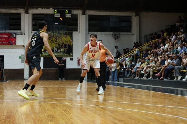 LIGA ARGENTINA. <a href="/hlhbasquetmza/">Huracán Las Heras Básquet</a> perdió en Córdoba ante Hindú. El juego se definió en los últimos tres minutos.
saltoinicial.com.ar/2026/02/17/lig…