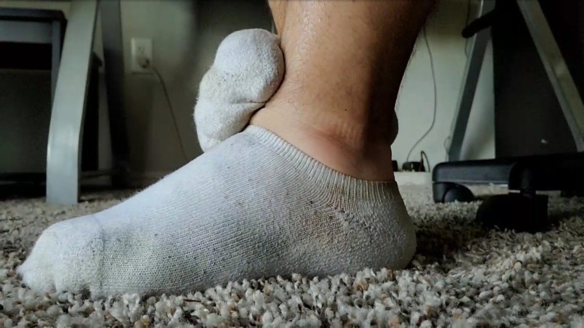 Sckb4u's tweet photo. My socks were so hot and sticky after a month of wear during workouts 
#sweatysocks #whitesocks #whitesockfetish #malefeet #smellysocks #gayfeet #gaysocks #stinkysocks #dirtysocks https://t.co/pxNYkqFa9i
