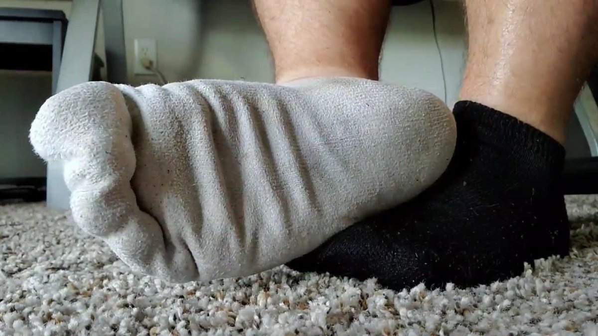 Sckb4u's tweet photo. My socks were so hot and sticky after a month of wear during workouts 
#sweatysocks #whitesocks #whitesockfetish #malefeet #smellysocks #gayfeet #gaysocks #stinkysocks #dirtysocks https://t.co/pxNYkqFa9i