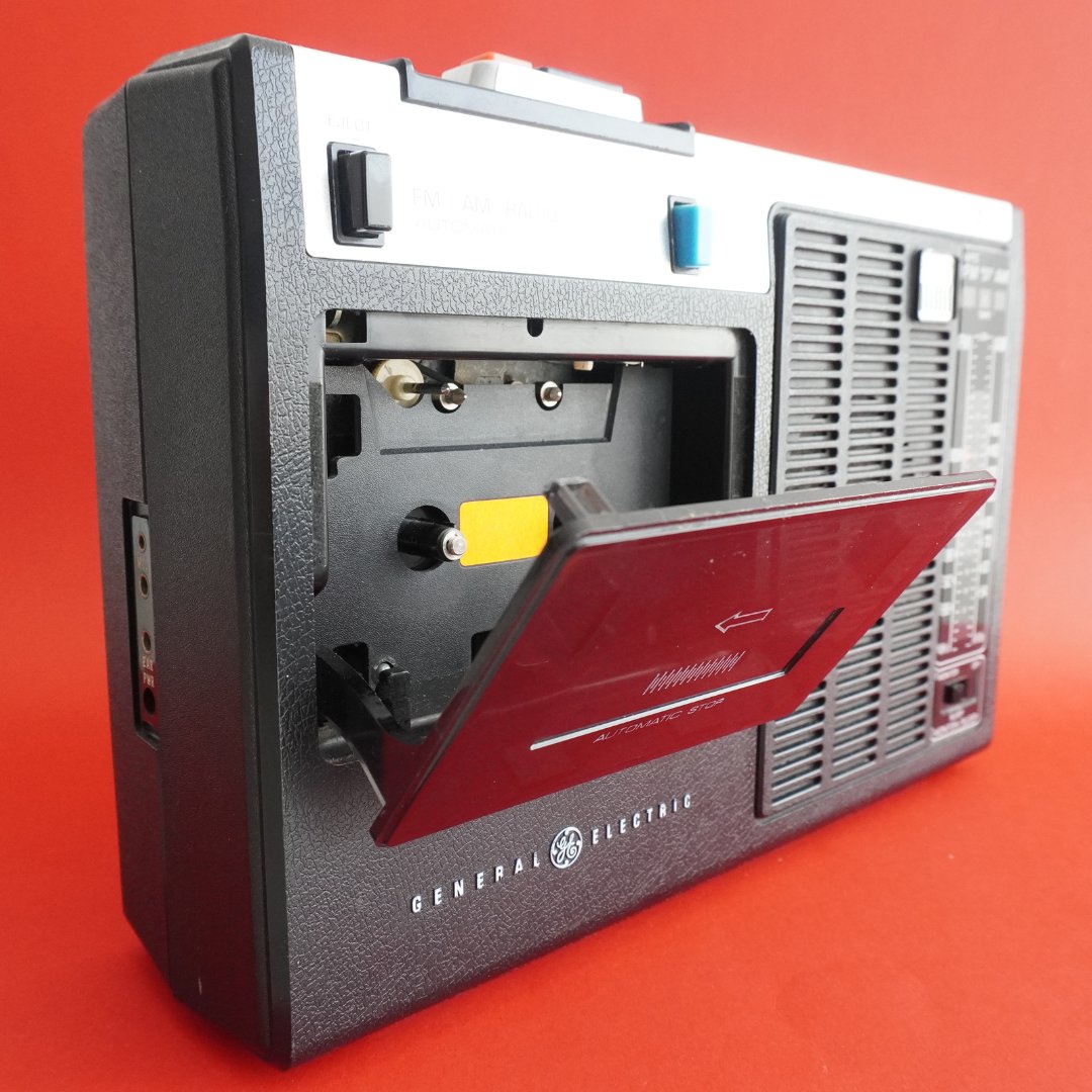 loormedia's tweet photo. OBJeCT 007
FM / AM
Radio Cassette General Electric 
LOOR MEDIA

#loormedia 
#OBJeCTS 
#GeneralElectric
#Radio
#cassettes https://t.co/hTRbHhWm5i