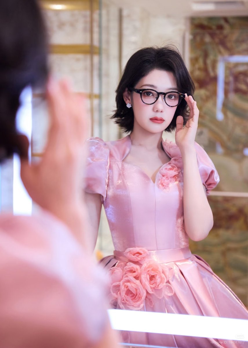 Xilin's xhs update 

"Happy Year of the Horse! Recording the Spring Festival of Xiao Gao's stage show with my new partner 👓"

#CurleyGao
#希林娜依高