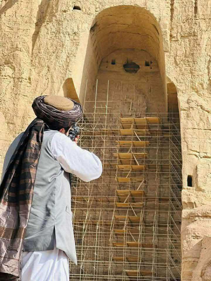 خصومت طالبان اوغان با تمدن افغانستان در این تصویر بخوبی آشکار است. ریشه‌ی این عداوت در آن است که آنان خود را در آیینه‌ی تاریخ این سرزمین ندیده و پیوندی با میراث فرهنگی آن ندارند. طالبان نه‌تنها با گذشته‌ی تاریخی افغانستان بیگانه‌ اند، بلکه با ارزش‌های جهان مدرن نیز فاصله دارند!