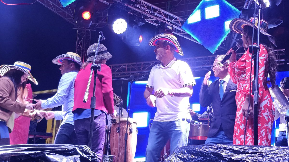 AzuayPrefectura's tweet photo. ¡Una gran noche de carnaval en El Pan con la música de la Sonora Dinamita! 🎉🎶
¡El #CarnavalBakansote2026 se vive en grande en toda la provincia! 🎉
#AzuayEsElDestino
#VisitAzuay
#JotaLloretPrefecto https://t.co/7qqKgY67gI