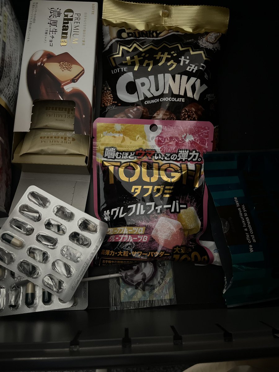 すぐ影響される痛ファン。
（デスクのお菓子入れてる引き出し）