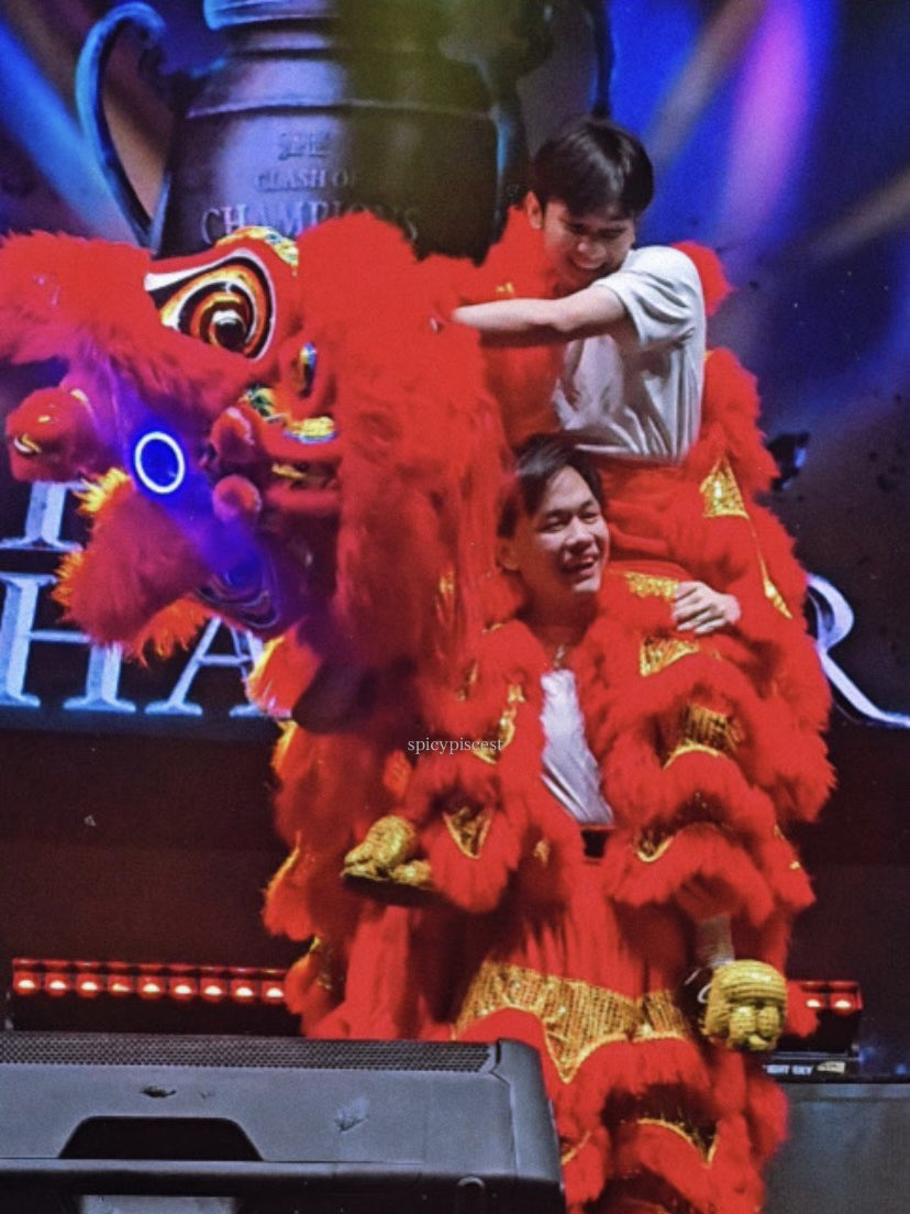 🏮 Gong Xi Fa Cai! 🏮

(foto yang sangat menggambarkan imlek dan ramadhan yang berdekatan ini wkwk 👀)