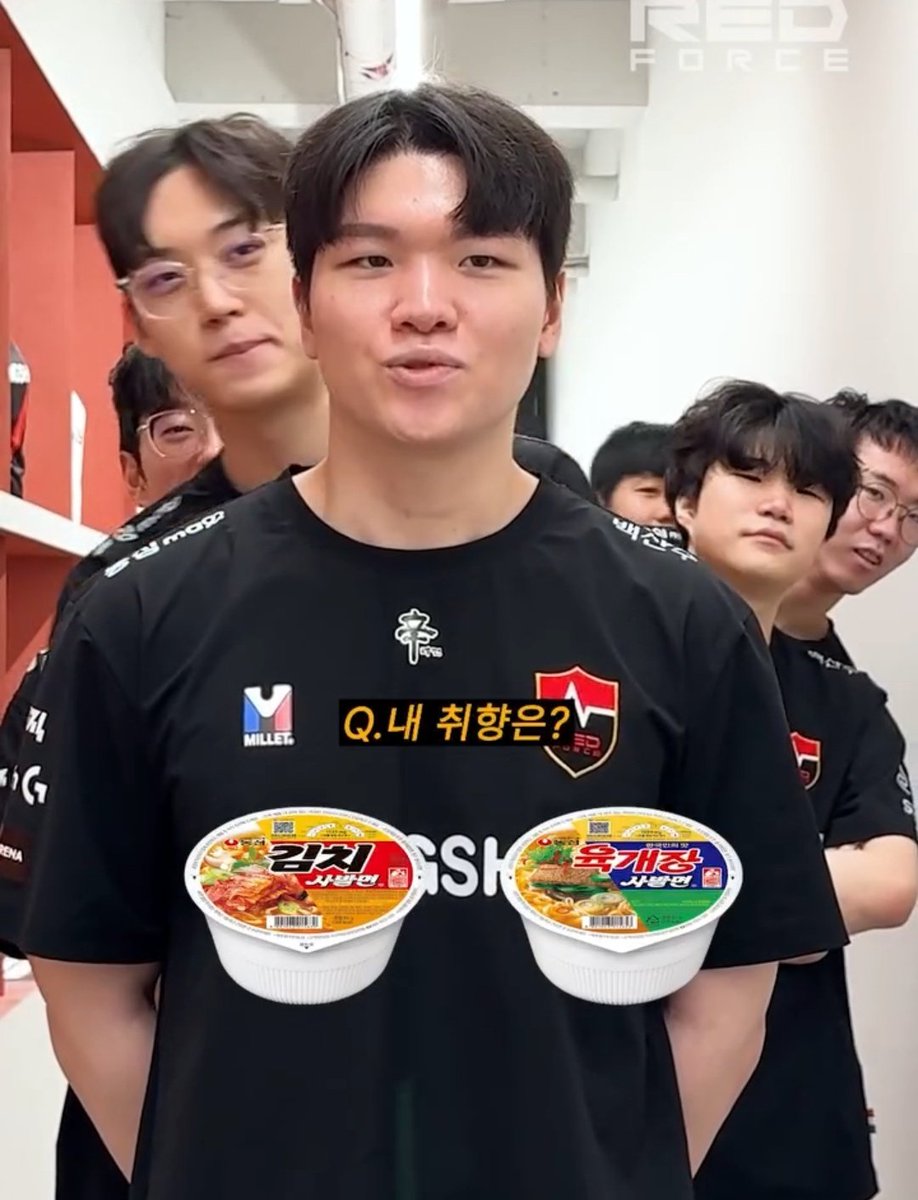 이게먼가요 ㅠㅠㅠ
뒤에서 다들 얼굴 내밀고있는 거 왤케 웃기지