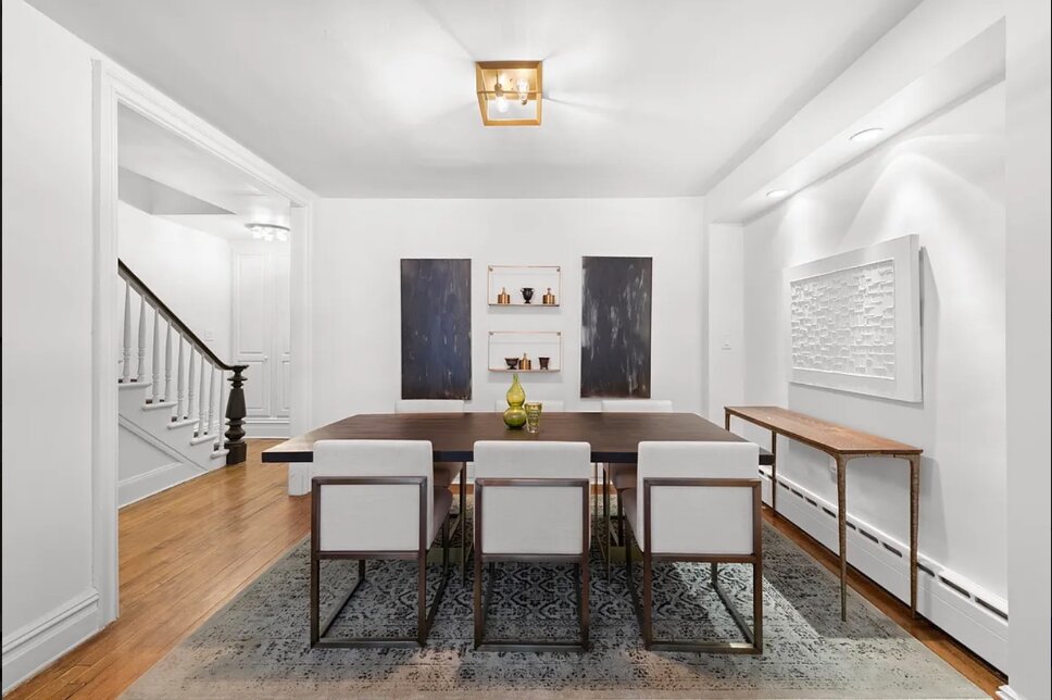 TopUNGeneral1's tweet photo. Twnhse  – East 61st St, NYC
$55,000/mo
5 🛌 | 3.5 🛁 
FURNISHED - 4-story single-family townhouse just blocks from Central Park.

13-ft ceilings, formal living &amp; dining room, chef’s kitchen &amp; 1,000 sq ft private garden.

#UpperEastSide #CentralParkLiving

✨  📞 Us For Showing! https://t.co/vFbExWpd9G