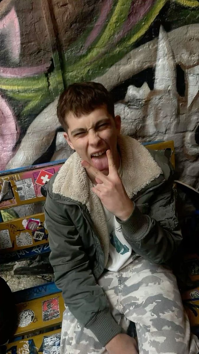 hahahabiba's tweet image. these two having a conversation about parallel universes is going to be SO unserious😭There’s absolutely no universe in which Lovro wouldnt bully Ivan for bringing it up even if he lowkey believes in it too (yes, Ivan is 100% the one starting that conversation)
#sramhr