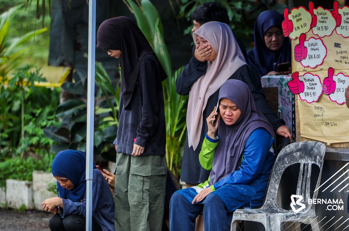 bernamadotcom's tweet photo. 𝐋𝐈𝐌𝐀 𝐒𝐄𝐊𝐄𝐋𝐔𝐀𝐑𝐆𝐀 𝐃𝐈𝐓𝐄𝐌𝐔𝐊𝐀𝐍 𝐌𝐀𝐔𝐓 𝐃𝐈 𝐒𝐄𝐁𝐔𝐀𝐇 𝐑𝐔𝐌𝐀𝐇 𝐃𝐈𝐏𝐄𝐑𝐂𝐀𝐘𝐀𝐈 𝐃𝐈𝐁𝐔𝐍𝐔𝐇

#Pahang Lima sekeluarga ditemukan maut dipercayai akibat dibunuh di sebuah rumah di Lorong Cherating Damai, Kuantan pagi ini.

Ketua Polis Daerah Kuantan ACP Ashari Abu Samah mengesahkan kejadian yang dipercayai berlaku pada 7 pagi tadi.