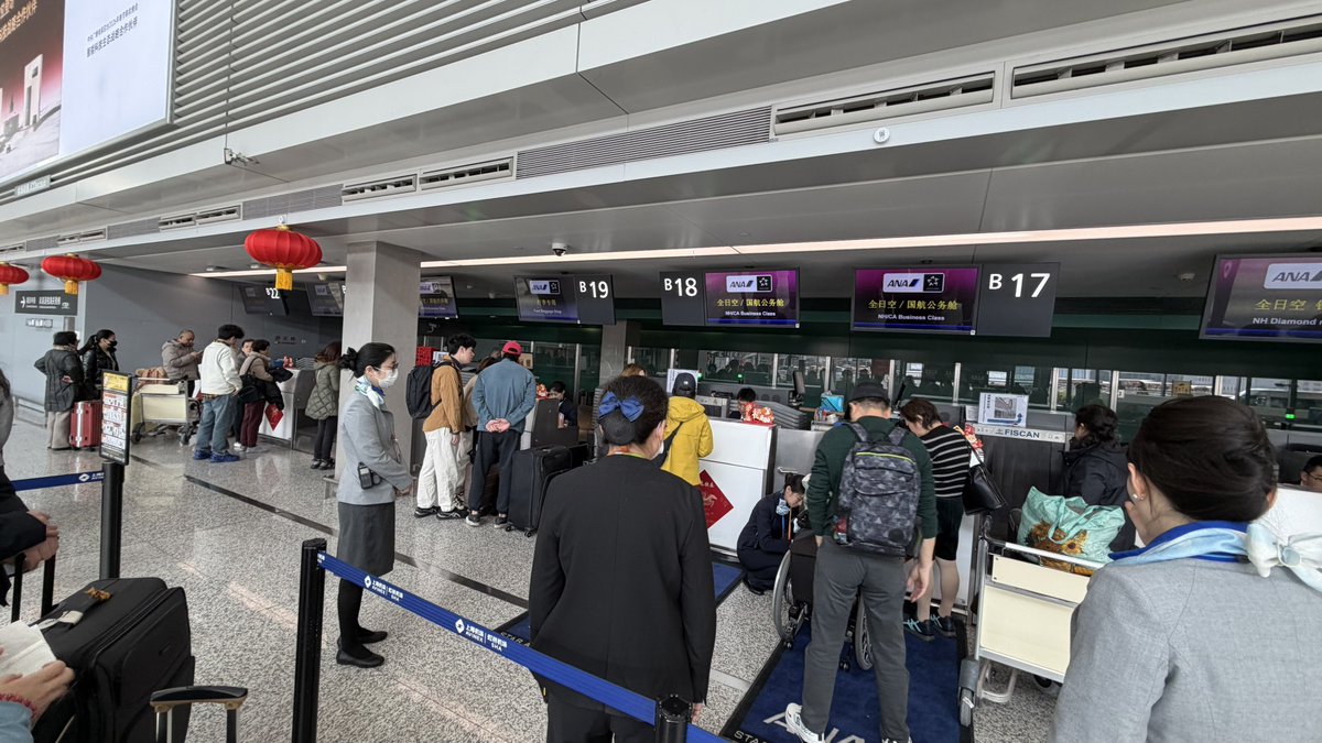 7082SAKAI's tweet photo. 新年快乐🍾
ひさびさのX
虹橋空港ターミナル1、人少なっ！
機内食があるからラウンジでは何も食べまい！と誓っていたのに、今年も自分を制御できそうにない😂
#春节 https://t.co/pkHg2YpXgS