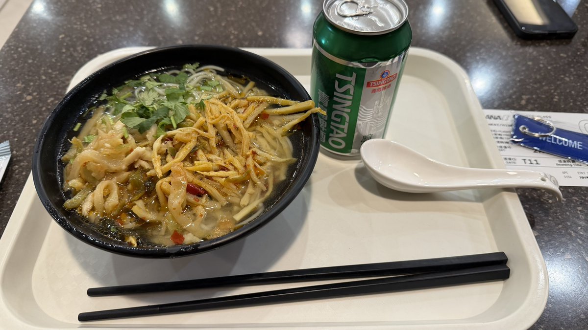 7082SAKAI's tweet photo. 新年快乐🍾
ひさびさのX
虹橋空港ターミナル1、人少なっ！
機内食があるからラウンジでは何も食べまい！と誓っていたのに、今年も自分を制御できそうにない😂
#春节 https://t.co/pkHg2YpXgS