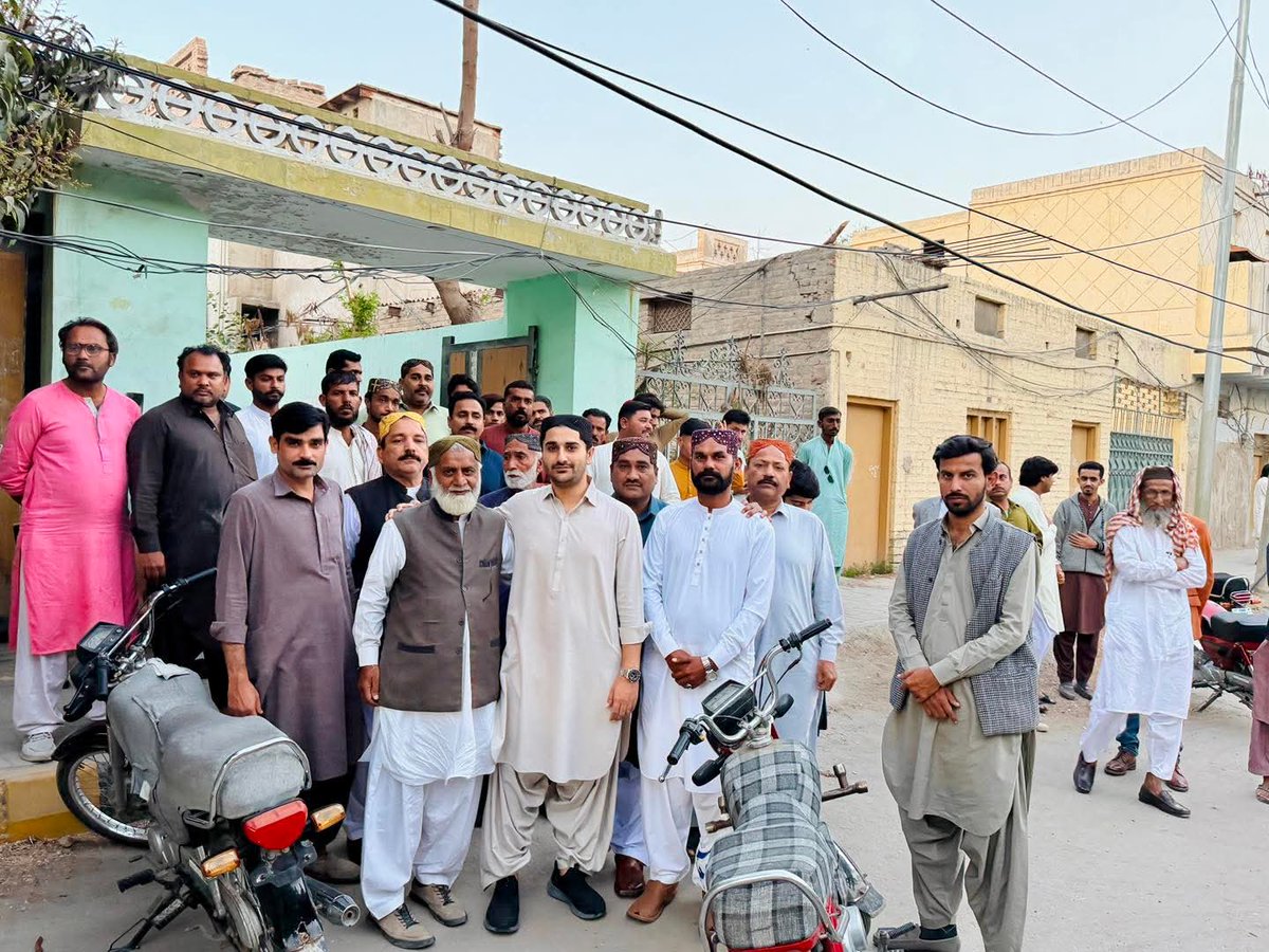 سکھر: چیف سردار جاگن خان بھیو کو عمرہ کی سعادت حاصل کرنے پر مختلف برادریوں سے تعلق رکھنے والے معزز شخصیات نے مبارکباد دی اور انہیں پھولوں کے گلدستے پیش کیے۔